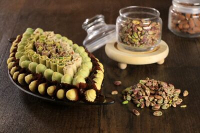 صحن معمول والغريبة وسط